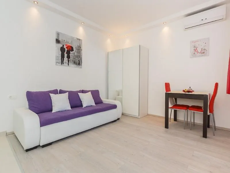 ספליט Nevenka Apartments 3*,